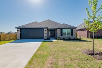 Building Photo - 3bed 2bath, LOADED w/Amenities near Stonebridge Meadows Country Club