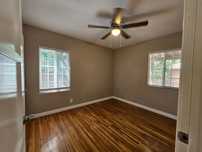 Building Photo - 4 Bedrooms and 3 Bathrooms in Winnetka