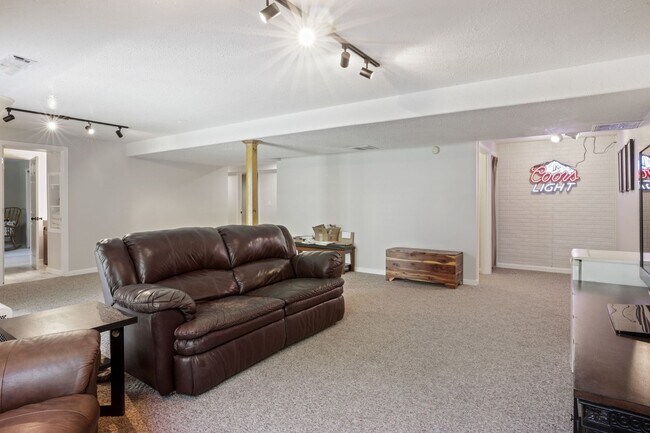Building Photo - Stunning Raised Ranch | 4 Bedroom 3 Bathro...