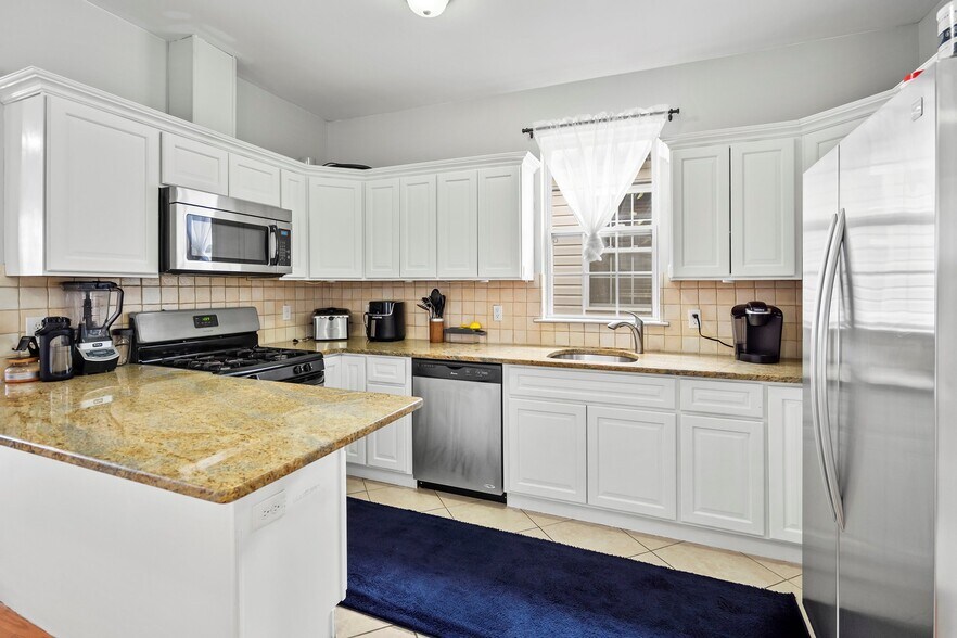 Building Photo - 13 Oak St