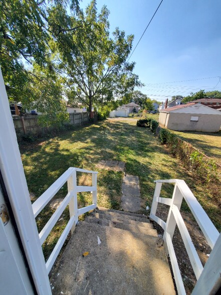 Building Photo - 453 S Powell Ave