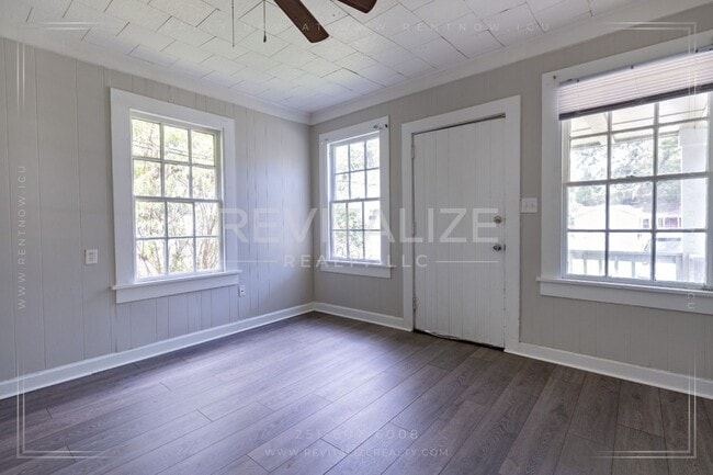 Building Photo - Renovated & Low-Maintenance 2-Bed Home