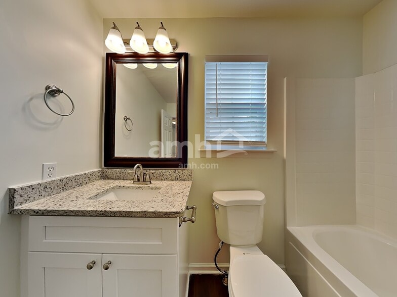 Building Photo - 4205 Lindsey Ln