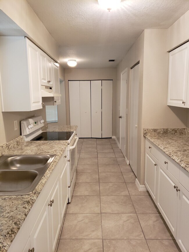 Building Photo - 3 Bed, 2 Bath, 1 Car garage.