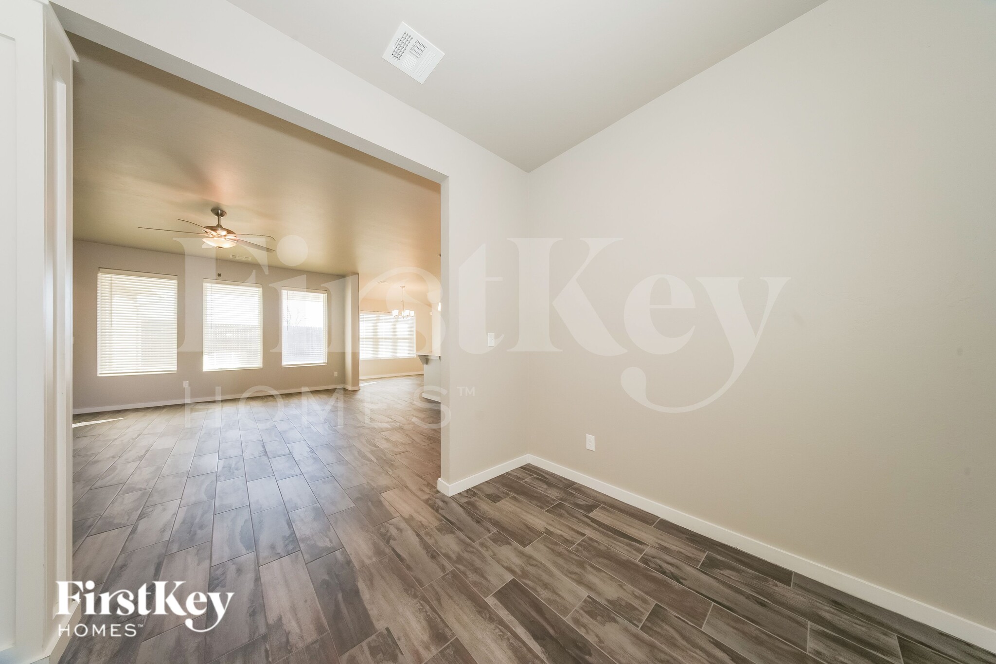 Building Photo - 2020 Sara Vista Dr