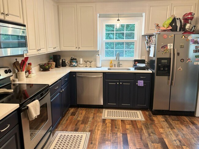 Building Photo - Close to Stonefield Shopping, UVA and walk...