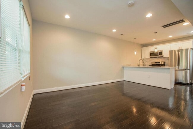 Building Photo - Single Family Home w/ Beautiful Outdoor Patio