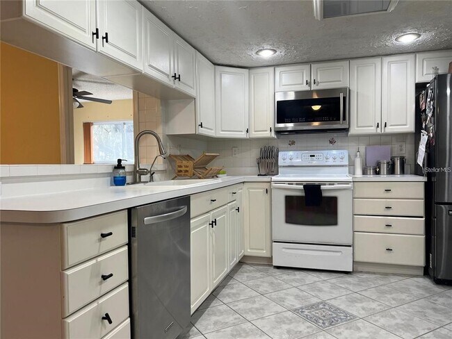 Building Photo - 8748 Forest Lake Dr