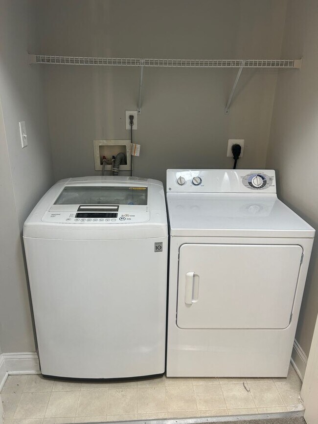 Building Photo - Clarksburg Townhouse