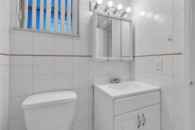 Building Photo - 210 Fontainebleau Blvd