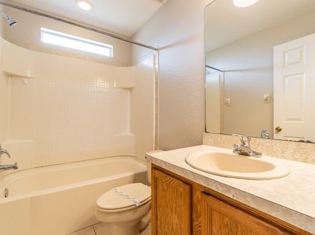 Building Photo - MOVE IN SPECIAL- Spacious 3/2 Duplex in St. Cloud Located Close to Lakefront