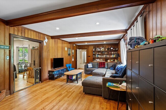 Building Photo - Beautiful brick home on a 1-acre lakefront...