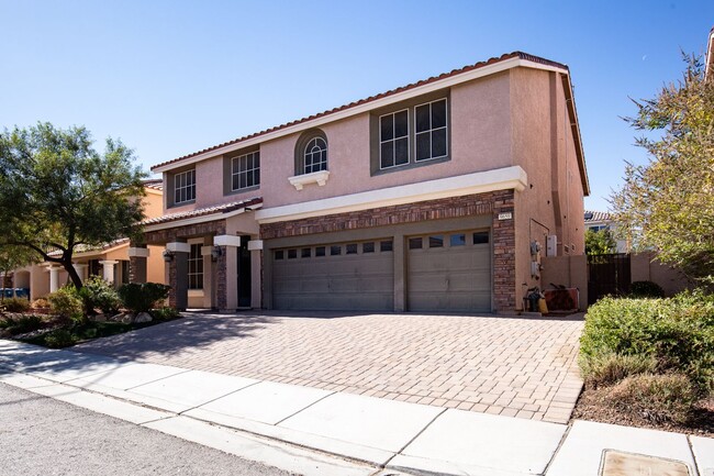 Building Photo - Nearly 4000 square feet in Highlands Ranch...