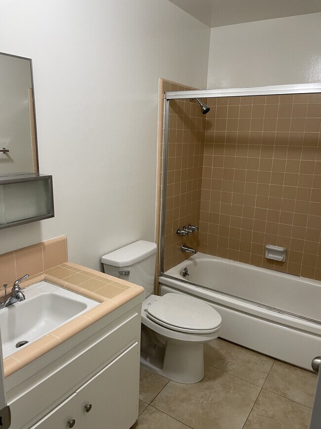 Building Photo - Tradewinds Apartments