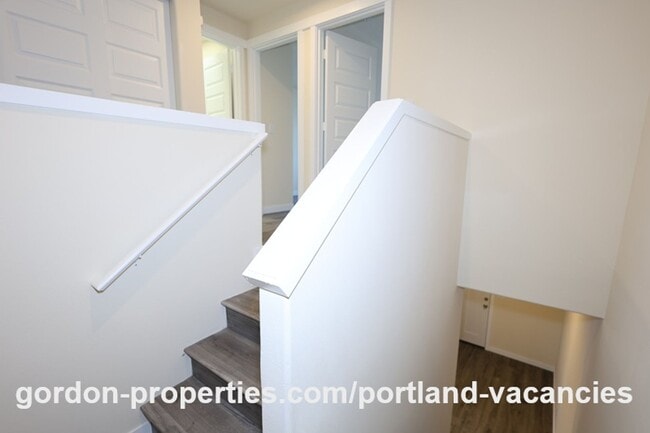 Building Photo - SE 121st Ave- 3 bedroom townhome with gas fireplace