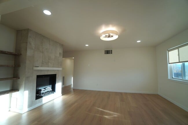 Building Photo - 2905 Mesa Rd