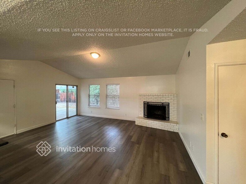 Building Photo - 460 Pelican Pl