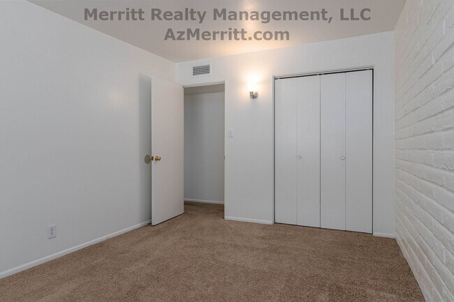 Building Photo - 4 Bedroom, 2 bath, air conditioned, fenced...