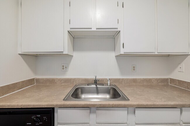 Building Photo - Freshly updated Two bed one bath for rent