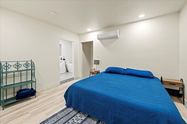 Building Photo - 1324 E 9th St