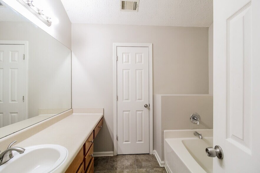 Building Photo - 300 Oak Hill Dr