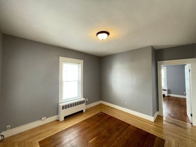 Building Photo - 559 Silver St