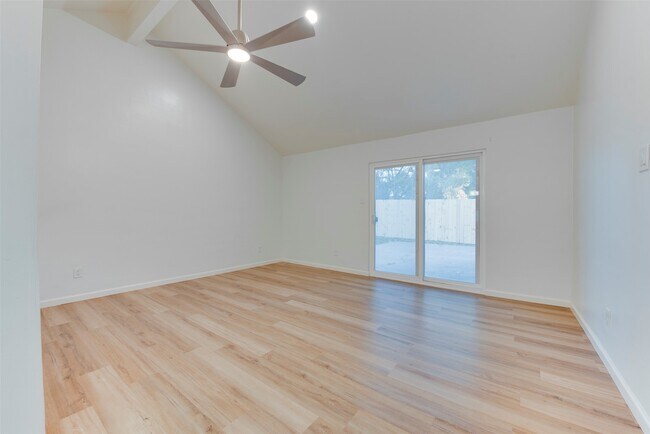 Building Photo - 15914 Barbarossa Dr