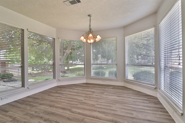 Building Photo - 10910 Scenic Dr