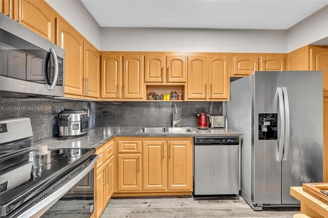 Building Photo - 3375 N Country Club Dr