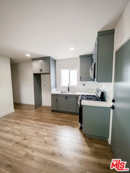 Building Photo - 107 E Indigo St