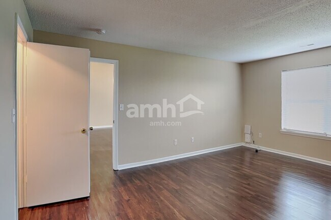 Building Photo - 2265 Lakecrest Dr