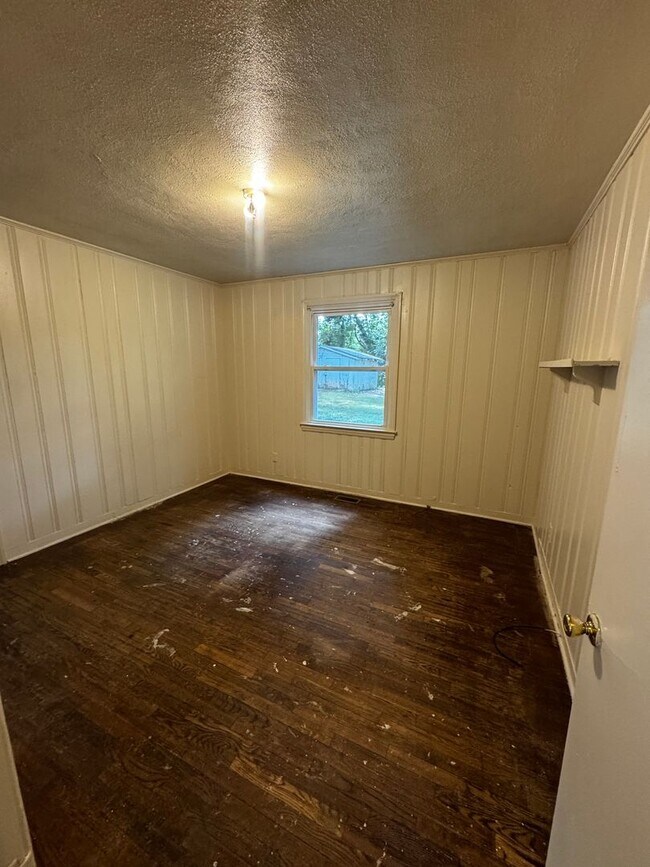Building Photo - 3/1 House in Shelby, NC (We will be refinishing the hardwoods before move in by Hoskins Hardwoods)
