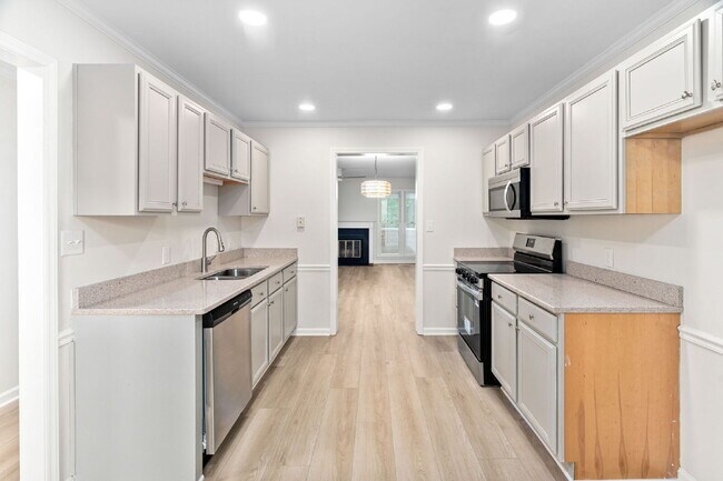Building Photo - Stylish & Fully Updated 2-Bedroom Townhous...