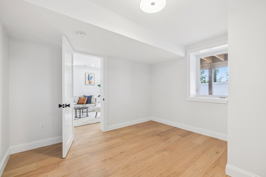 Building Photo - 34 Larch St