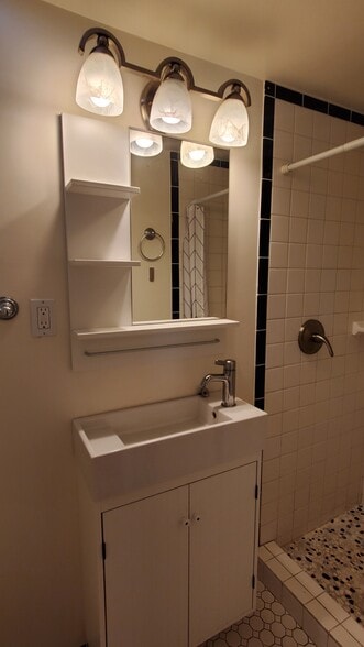 Building Photo - 3222 Ingledale Ter