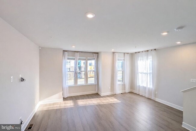 Building Photo - 6710 Belcrest Rd