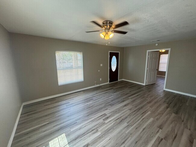 Building Photo - Spacious 3 bed 2 bath home, move in ready
