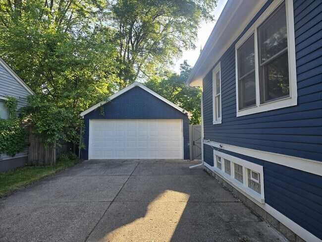 Building Photo - 916 Cherokee Ave