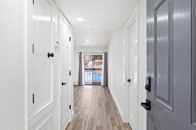 Building Photo - 17331 Red Oak Dr