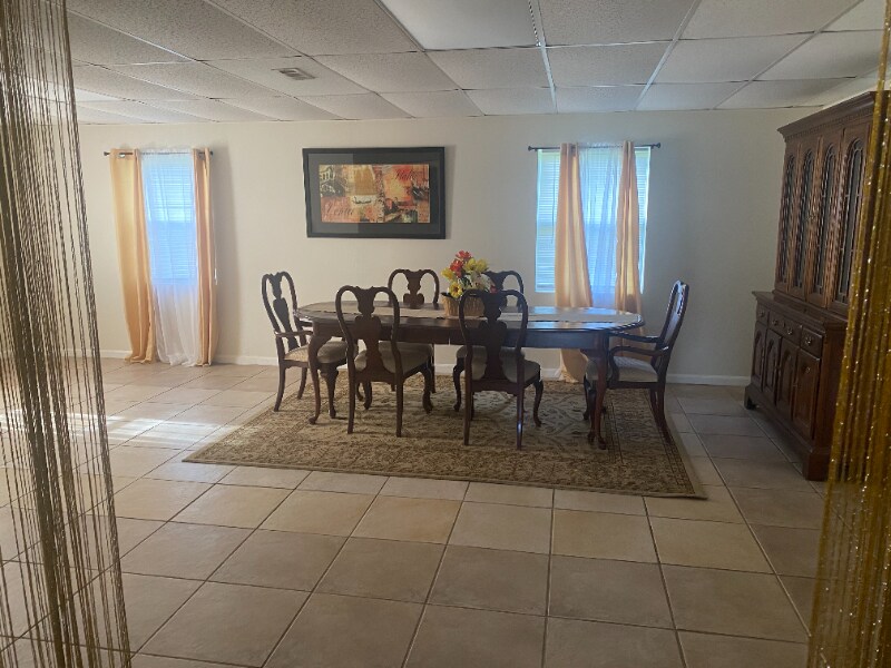 Building Photo - 2522 Stratford Dr