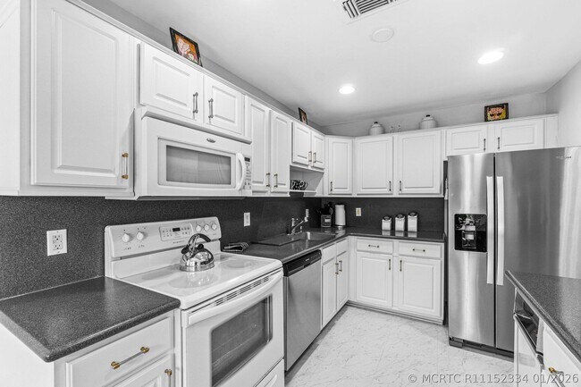 Building Photo - 27 Southport Ln