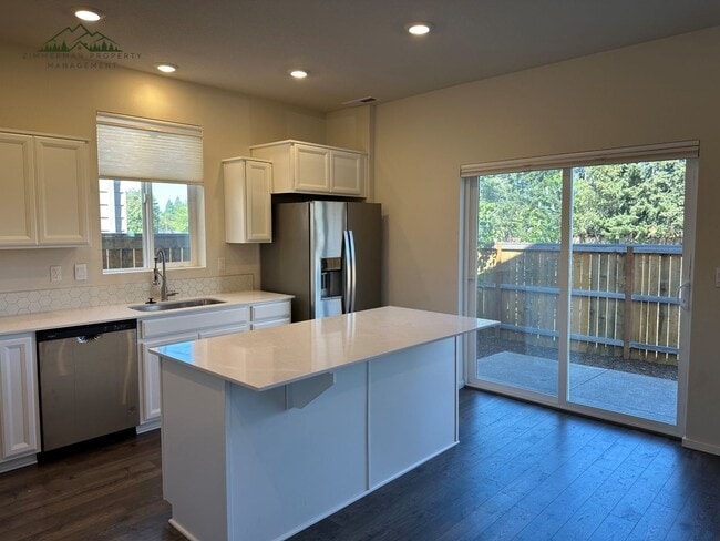 Building Photo - Gorgeous 5-bedroom, 3-bathroom home is desirable Springfield neighborhood