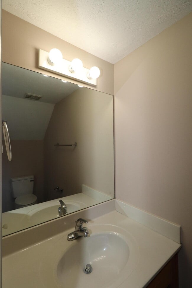 Building Photo - 100-102 Aubrey Dr