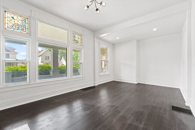 Building Photo - 914/916 Lake Ave