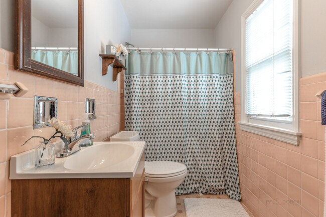 Building Photo - 3 Lakeview Dr