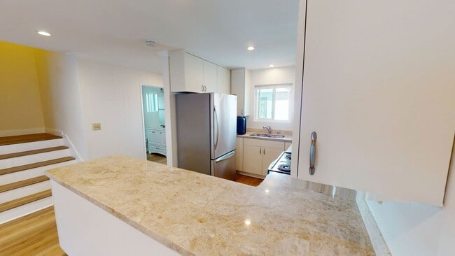 Building Photo - Open Concept Townhouse | Vinyl Plank Flooring