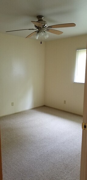 Building Photo - 3220 Ridgewood Dr