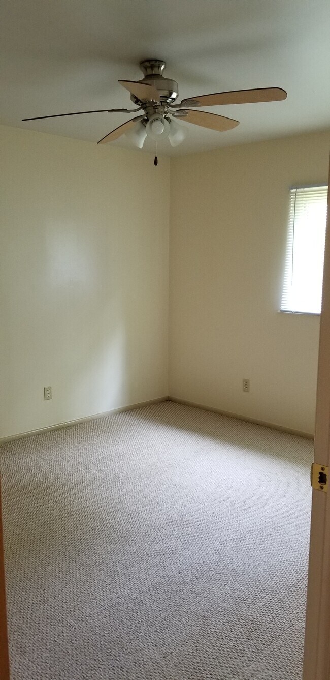 Building Photo - 3220 Ridgewood Dr