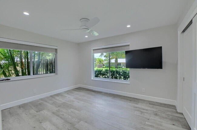 Building Photo - 88 SW 10th Dr