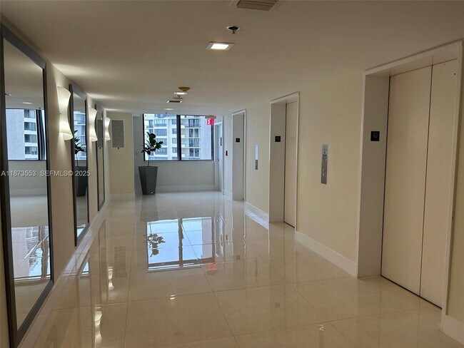 Building Photo - 540 Brickell Key Dr